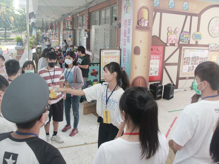 109學年度「大手拉小手-反毒鬥陣來」信義國小附設幼兒園反毒宣導圖片