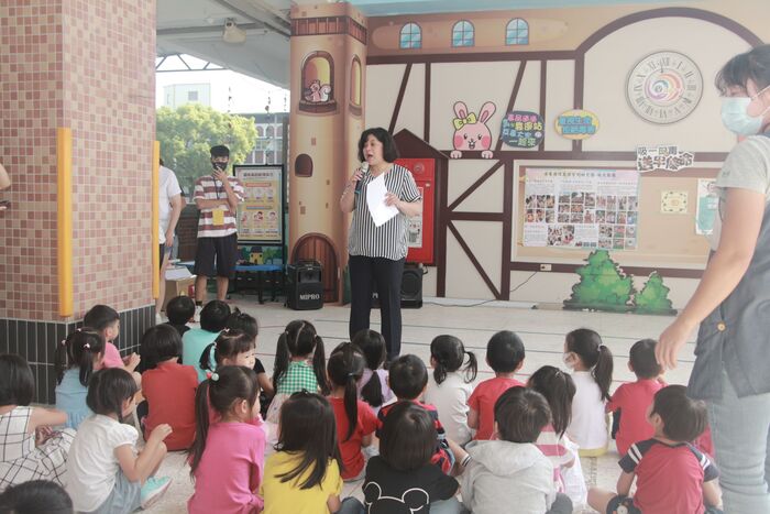 109學年度「大手拉小手-反毒鬥陣來」信義國小附設幼兒園反毒宣導圖片
