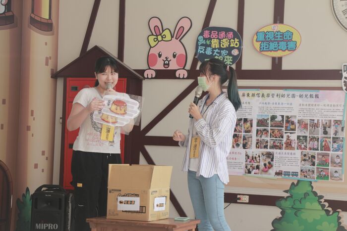 109學年度「大手拉小手-反毒鬥陣來」信義國小附設幼兒園反毒宣導圖片