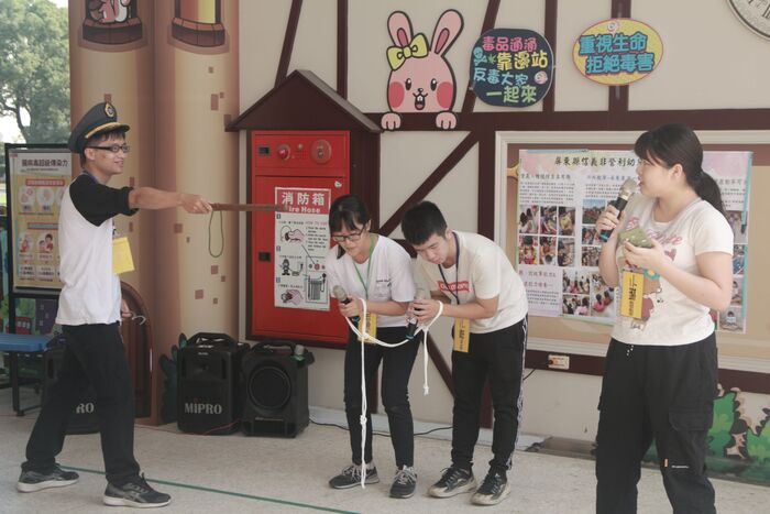 109學年度「大手拉小手-反毒鬥陣來」信義國小附設幼兒園反毒宣導圖片