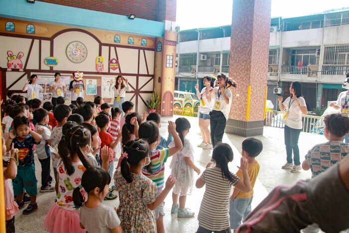 109學年度「大手拉小手-反毒鬥陣來」信義國小附設幼兒園反毒宣導圖片