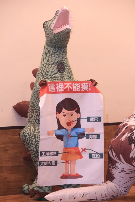 109學年度「大手拉小手-反毒鬥陣來」屏榮幼兒園校園安全暨反毒宣導圖片