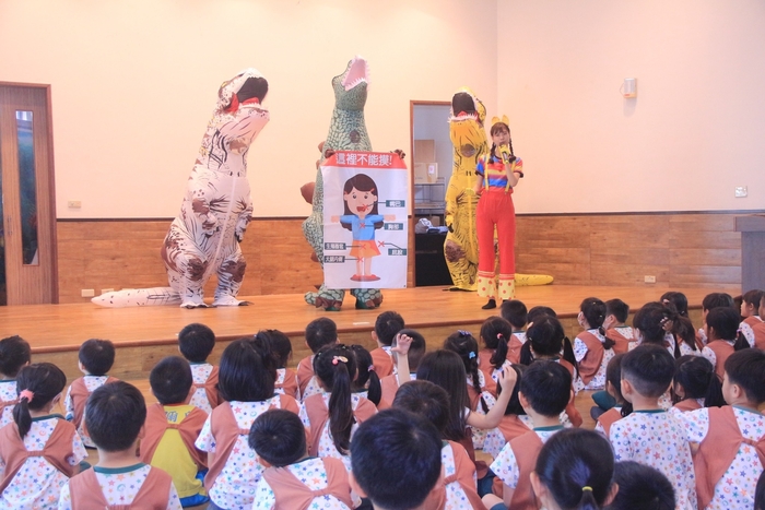 109學年度「大手拉小手-反毒鬥陣來」屏榮幼兒園校園安全暨反毒宣導圖片