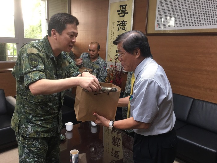 106年8月15日陸軍第四地區支援指揮部黃明道少將來訪圖片