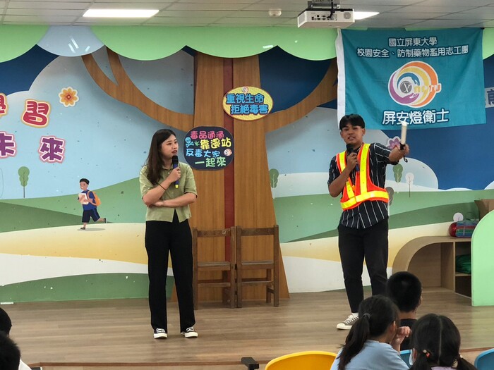 111學年度第2學期「防制學生藥物濫用」前進國小反毒宣導圖片