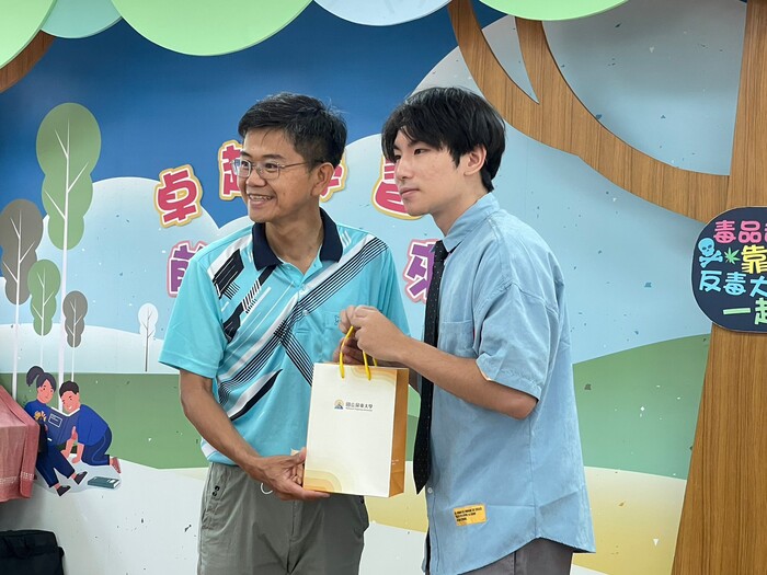 111學年度第2學期「防制學生藥物濫用」前進國小反毒宣導圖片
