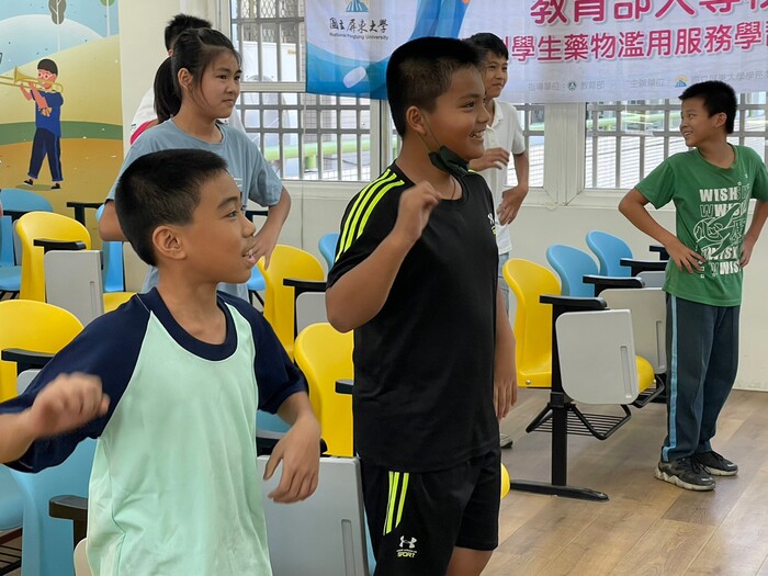 111學年度第2學期「防制學生藥物濫用」前進國小反毒宣導圖片
