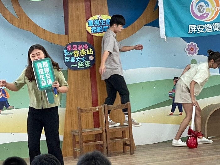 111學年度第2學期「防制學生藥物濫用」前進國小反毒宣導圖片