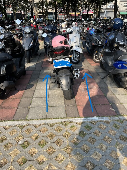 【公告】屏商校區露天機車停車場，請將車輛機車停入「磚格」內圖片