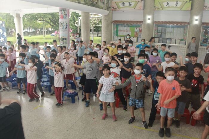 109學年度「大手拉小手-反毒鬥陣來」五溝國小反毒宣導圖片