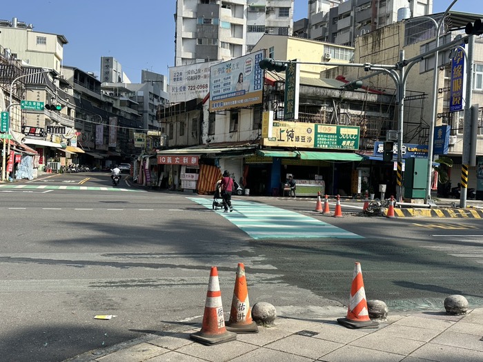 【公告】屏商師生請留意! 校門口因工程緣故無斑馬線，過馬路時請特別小心!圖片