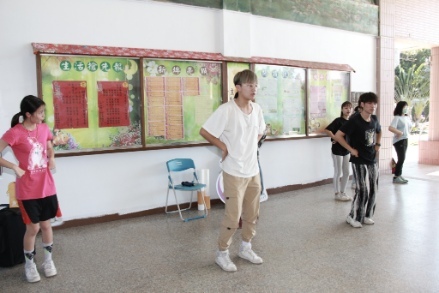 109學年度「大手拉小手-反毒鬥陣來」新埤國小反毒宣導圖片