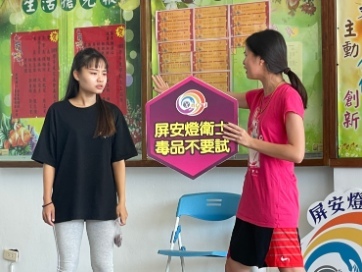 109學年度「大手拉小手-反毒鬥陣來」新埤國小反毒宣導圖片