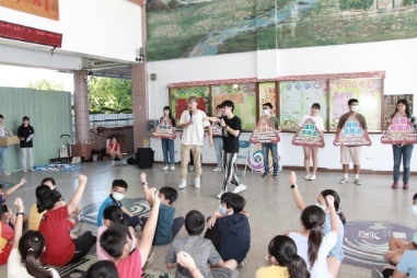 109學年度「大手拉小手-反毒鬥陣來」新埤國小反毒宣導圖片
