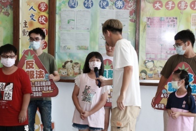 109學年度「大手拉小手-反毒鬥陣來」新埤國小反毒宣導圖片