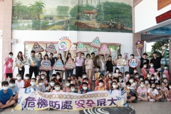 109學年度「大手拉小手-反毒鬥陣來」新埤國小反毒宣導圖片